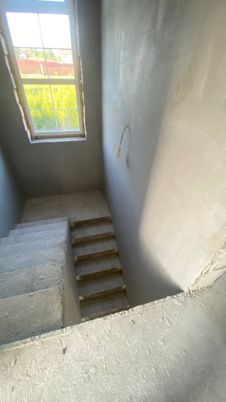 Лестница второго этажа после штукатурки, дом в Соловей Ключе